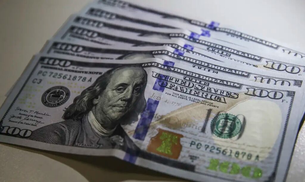 Dólar fecha a R$ 4,95, menor nível em mais de um ano