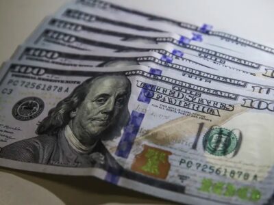 Dólar fecha a R$ 4,95, menor nível em mais de um ano