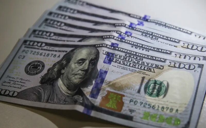 Dólar fecha a R$ 4,95, menor nível em mais de um ano