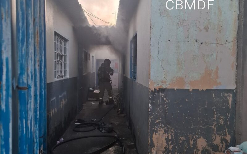 Incêndio em residência no Recanto das Emas é controlado por bombeiros