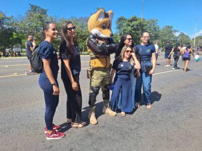 Lobo-Guará da PM Ambiental encanta Eixão do Lazer