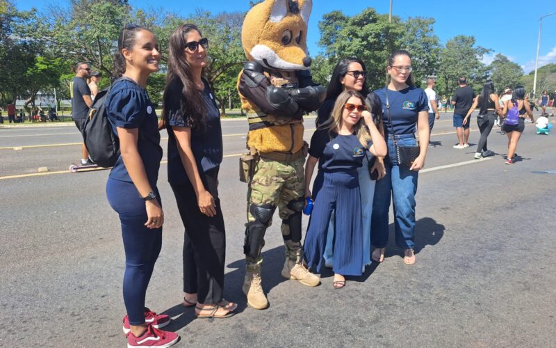 Lobo-Guará da PM Ambiental encanta Eixão do Lazer