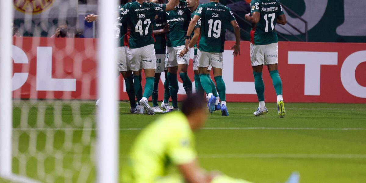 Palmeiras vence Bragantino com retranca e segue líder