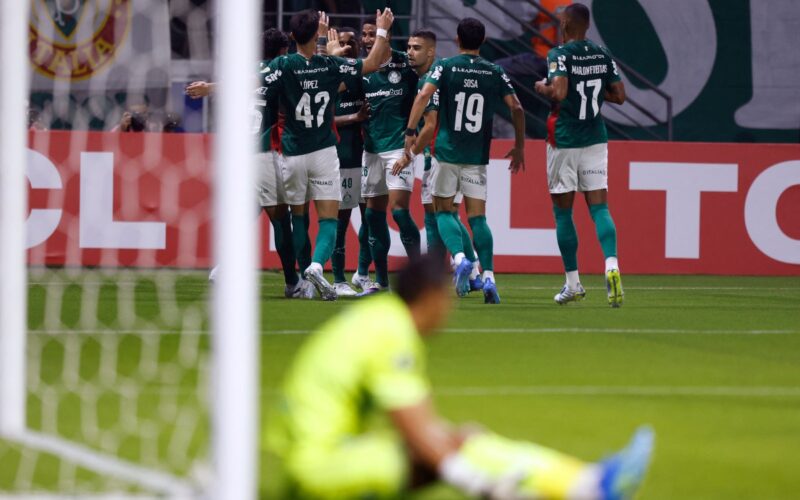 Palmeiras vence Bragantino com retranca e segue líder