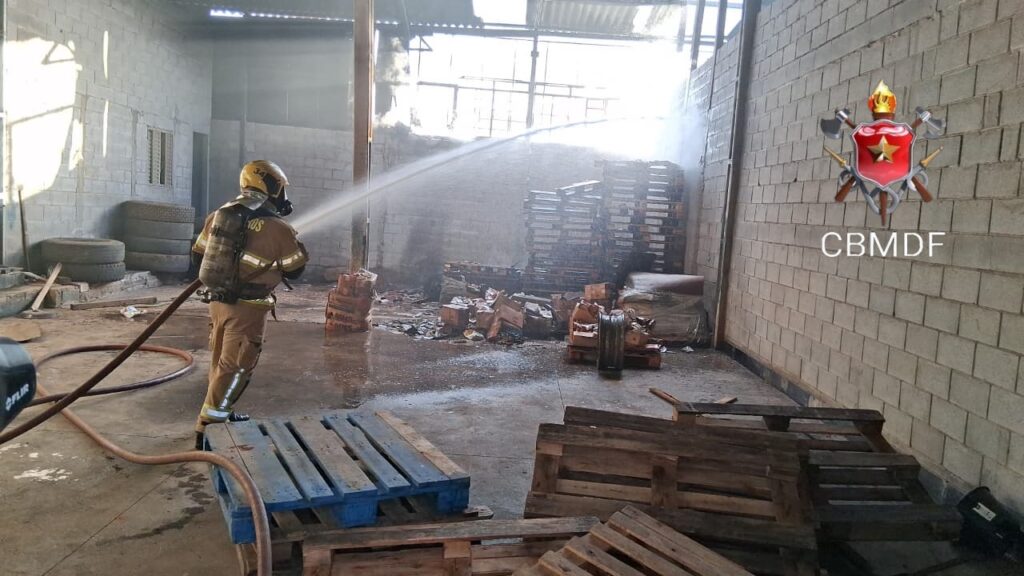 Bombeiros controlam incêndio em galpão no Setor de Depósitos