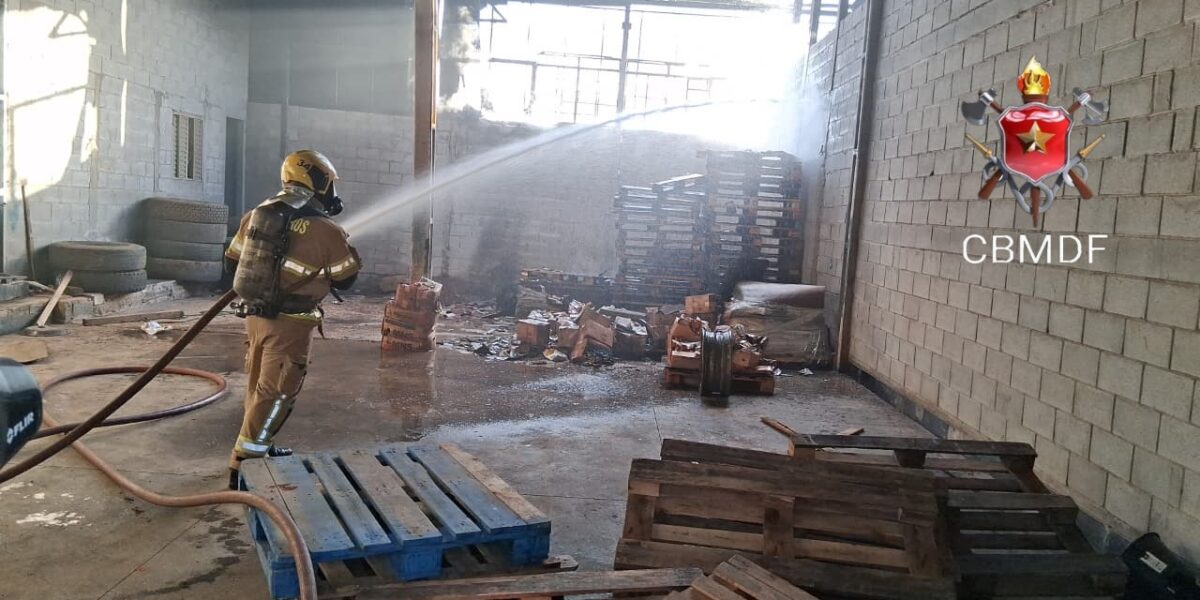 Bombeiros controlam incêndio em galpão no Setor de Depósitos