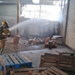 Bombeiros controlam incêndio em galpão no Setor de Depósitos