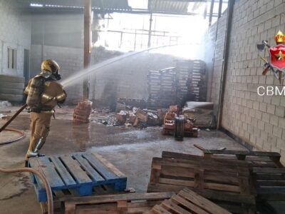 Bombeiros controlam incêndio em galpão no Setor de Depósitos