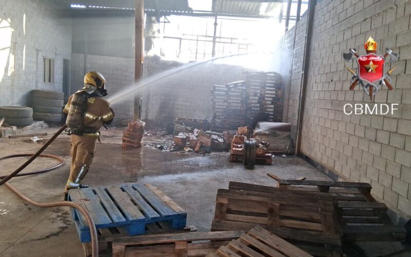 Bombeiros controlam incêndio em galpão no Setor de Depósitos