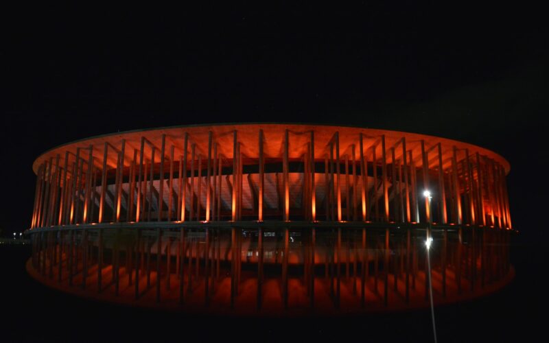 Brasília ilumina monumentos no combate à violência infantil