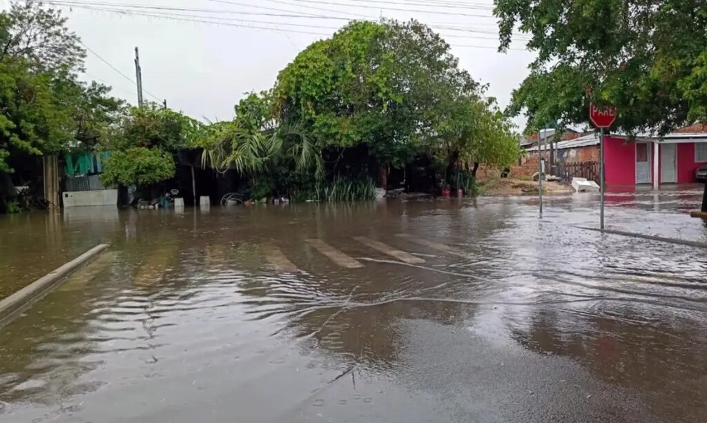 Chuvas no RS: 500 desalojados, emergência e rodovias afetadas