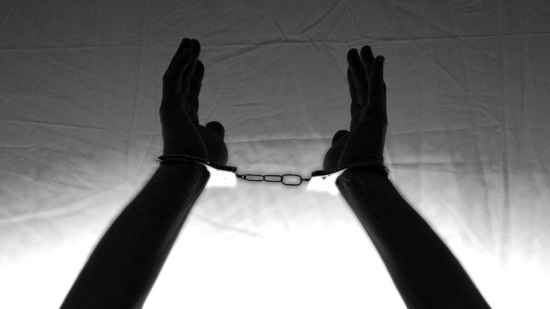 Homem mata o próprio pai a pauladas e é preso em Goiás