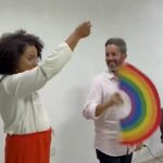 Leandro Grass aprende a bater leque em campanha
