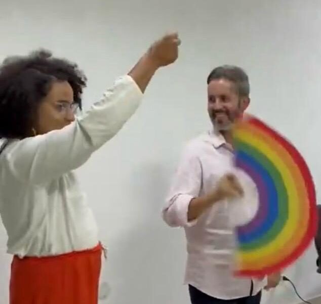 Leandro Grass aprende a bater leque em campanha