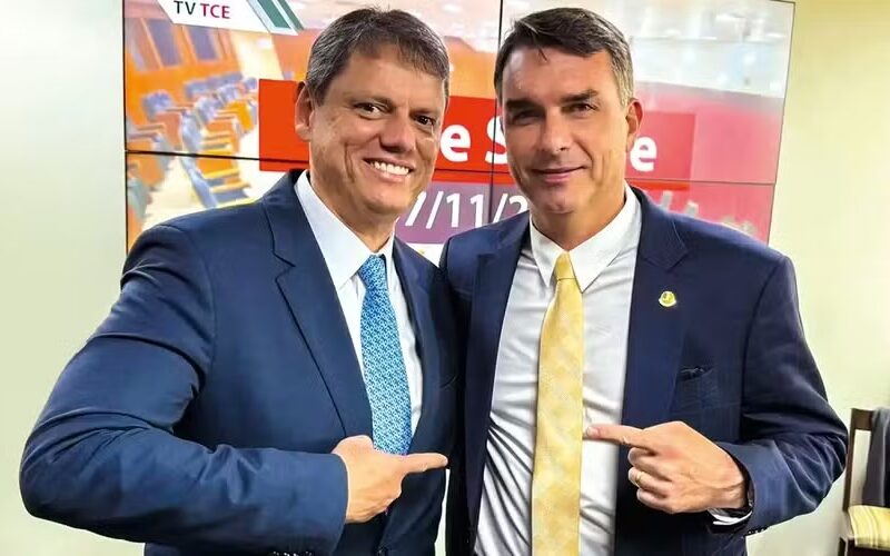 Tarcísio endurece tom e cobra explicações de Flávio sobre caso Master