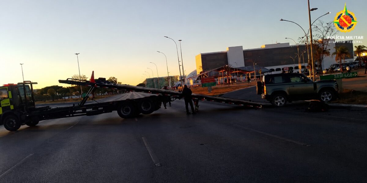 Motorista embriagada bate Land Rover e derruba poste em Brasília