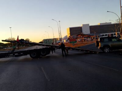 Motorista embriagada bate Land Rover e derruba poste em Brasília
