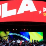 Vermelho, oncinha e chapéu Panamá marcam convenção de Lula