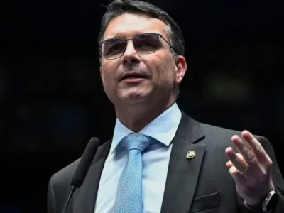 Flávio Bolsonaro nega escândalos e fala em 'guerra psicológica
