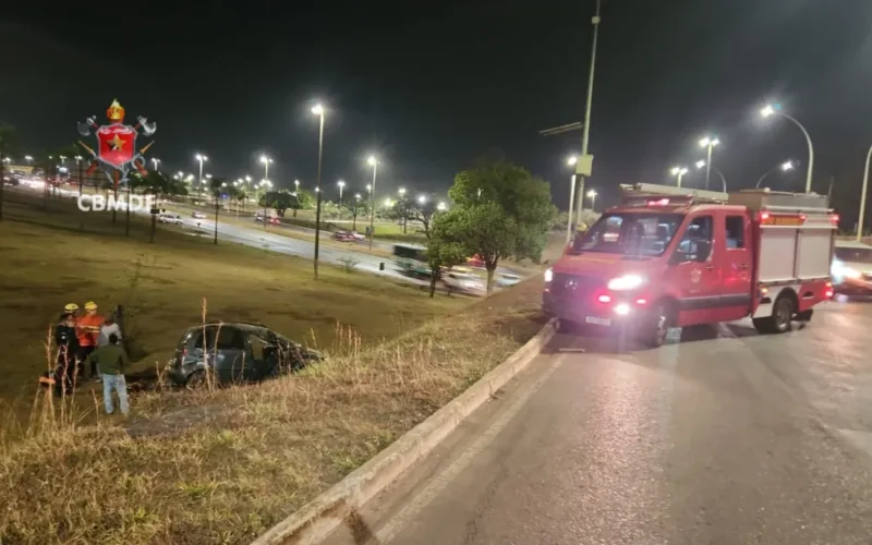Carro capota na EPIA Sul e motorista é socorrido pelo Samu