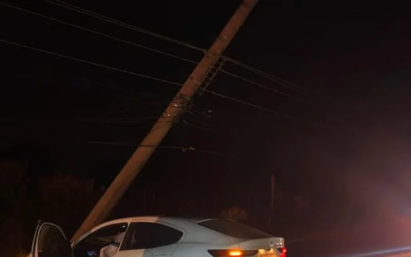 Carro bate em poste no Altiplano Leste e motorista não se feriu