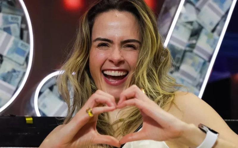 Ana Paula Renault arrasta fãs eufóricos em painel no SP2B