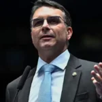 Flávio Bolsonaro cancela motociata em MG por mau tempo