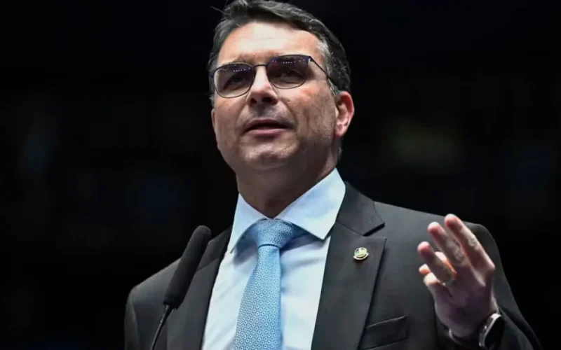 Flávio Bolsonaro cancela motociata em MG por mau tempo