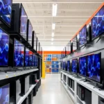 loja de eletrônicos com televisões expostas lado a lado